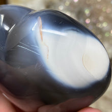 Chargez l&#39;image dans la visionneuse de la galerie, Orca ~ Blue Agate Heart Palm Stone #01
