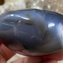 Chargez l&#39;image dans la visionneuse de la galerie, Orca ~ Blue Agate Heart Palm Stone #01
