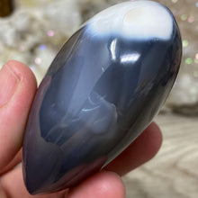 Chargez l&#39;image dans la visionneuse de la galerie, Orca ~ Blue Agate Heart Palm Stone #01
