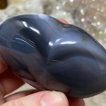 Chargez l&#39;image dans la visionneuse de la galerie, Orca ~ Blue Agate Heart Palm Stone #01
