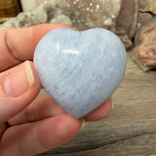 Bild in Galerie-Viewer laden, Blue Calcite Small Heart Palm Stone Set #01
