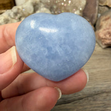 Bild in Galerie-Viewer laden, Blue Calcite Small Heart Palm Stone Set #01
