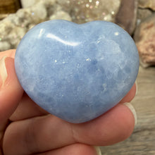 Bild in Galerie-Viewer laden, Blue Calcite Small Heart Palm Stone Set #01

