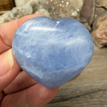 Bild in Galerie-Viewer laden, Blue Calcite Small Heart Palm Stone Set #01
