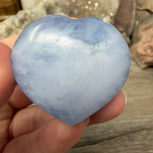 Bild in Galerie-Viewer laden, Blue Calcite Small Heart Palm Stone Set #01
