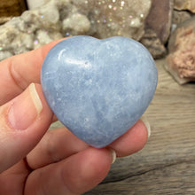Bild in Galerie-Viewer laden, Blue Calcite Small Heart Palm Stone Set #01
