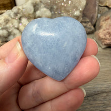 Bild in Galerie-Viewer laden, Blue Calcite Small Heart Palm Stone Set #01
