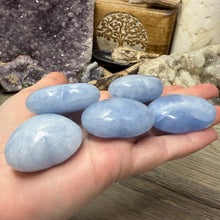 Bild in Galerie-Viewer laden, Blue Calcite Small Heart Palm Stone Set #01
