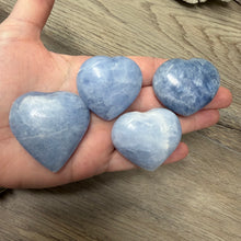 Bild in Galerie-Viewer laden, Blue Calcite Small Heart Palm Stone Set #02
