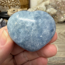 Bild in Galerie-Viewer laden, Blue Calcite Small Heart Palm Stone Set #02
