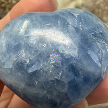 Bild in Galerie-Viewer laden, Blue Calcite Small Heart Palm Stone Set #02
