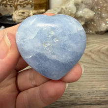 Bild in Galerie-Viewer laden, Blue Calcite Small Heart Palm Stone Set #02
