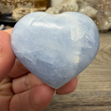 Bild in Galerie-Viewer laden, Blue Calcite Small Heart Palm Stone Set #02
