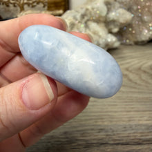 Bild in Galerie-Viewer laden, Blue Calcite Small Heart Palm Stone Set #02
