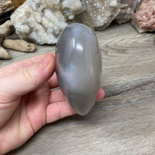 Chargez l&#39;image dans la visionneuse de la galerie, Orca ~ Blue Agate Heart Palm Stone #03
