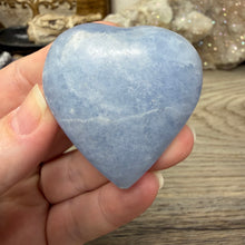 Bild in Galerie-Viewer laden, Blue Calcite Small Heart Palm Stone Set #02

