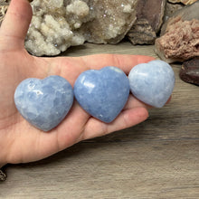 Cargar imagen en el visor de la galería, Blue Calcite Small Heart Palm Stone Set #06
