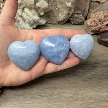 Cargar imagen en el visor de la galería, Blue Calcite Small Heart Palm Stone Set #06
