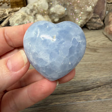 Cargar imagen en el visor de la galería, Blue Calcite Small Heart Palm Stone Set #06

