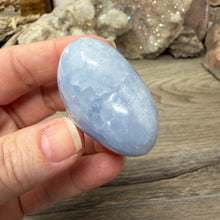 Cargar imagen en el visor de la galería, Blue Calcite Small Heart Palm Stone Set #06
