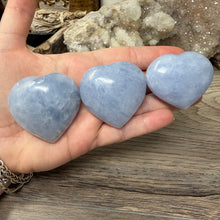 Cargar imagen en el visor de la galería, Blue Calcite Small Heart Palm Stone Set #07
