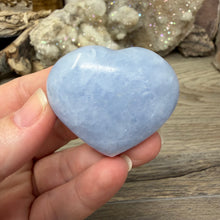 Cargar imagen en el visor de la galería, Blue Calcite Small Heart Palm Stone Set #07
