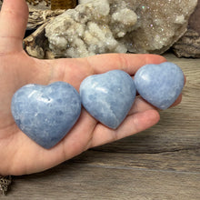 Cargar imagen en el visor de la galería, Blue Calcite Small Heart Palm Stone Set #09

