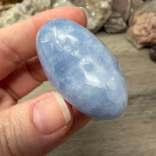 Cargar imagen en el visor de la galería, Blue Calcite Small Heart Palm Stone Set #09
