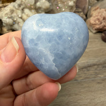 Cargar imagen en el visor de la galería, Blue Calcite Small Heart Palm Stone Set #09
