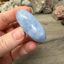 Cargar imagen en el visor de la galería, Blue Calcite Small Heart Palm Stone Set #09
