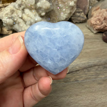 Cargar imagen en el visor de la galería, Blue Calcite Small Heart Palm Stone Set #09
