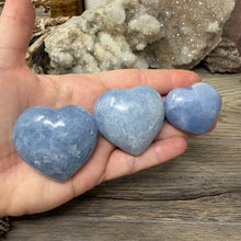 Cargar imagen en el visor de la galería, Blue Calcite Small Heart Palm Stone Set #10
