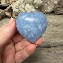Cargar imagen en el visor de la galería, Blue Calcite Small Heart Palm Stone Set #10
