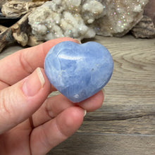 Cargar imagen en el visor de la galería, Blue Calcite Small Heart Palm Stone Set #10
