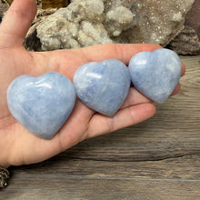 Cargar imagen en el visor de la galería, Blue Calcite Small Heart Palm Stone Set #11
