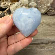 Cargar imagen en el visor de la galería, Blue Calcite Small Heart Palm Stone Set #11
