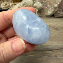 Cargar imagen en el visor de la galería, Blue Calcite Small Heart Palm Stone Set #11
