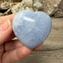 Cargar imagen en el visor de la galería, Blue Calcite Small Heart Palm Stone Set #11

