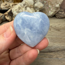 Cargar imagen en el visor de la galería, Blue Calcite Small Heart Palm Stone Set #11
