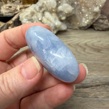 Cargar imagen en el visor de la galería, Blue Calcite Small Heart Palm Stone Set #11
