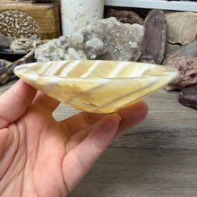 Bild in Galerie-Viewer laden, Onyx Banded Morocco 4.5" Bowl #04
