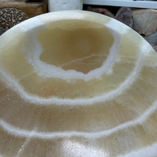 Bild in Galerie-Viewer laden, Onyx Banded Morocco 4.5" Bowl #04
