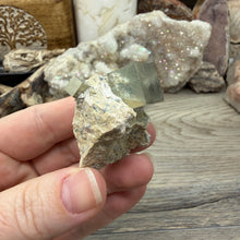 将图像加载到图库查看器中，Cubic Pyrite on Matrix from Spain #12
