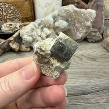 将图像加载到图库查看器中，Cubic Pyrite on Matrix from Spain #12
