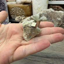 将图像加载到图库查看器中，Cubic Pyrite on Matrix from Spain #12
