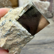 将图像加载到图库查看器中，Cubic Pyrite on Matrix from Spain #13
