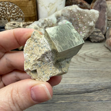 将图像加载到图库查看器中，Cubic Pyrite on Matrix from Spain #17
