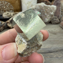 将图像加载到图库查看器中，Cubic Pyrite on Matrix from Spain #17

