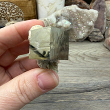 将图像加载到图库查看器中，Cubic Pyrite on Matrix from Spain #17
