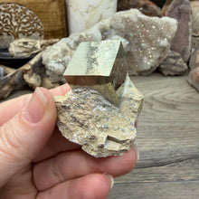 将图像加载到图库查看器中，Cubic Pyrite on Matrix from Spain #17
